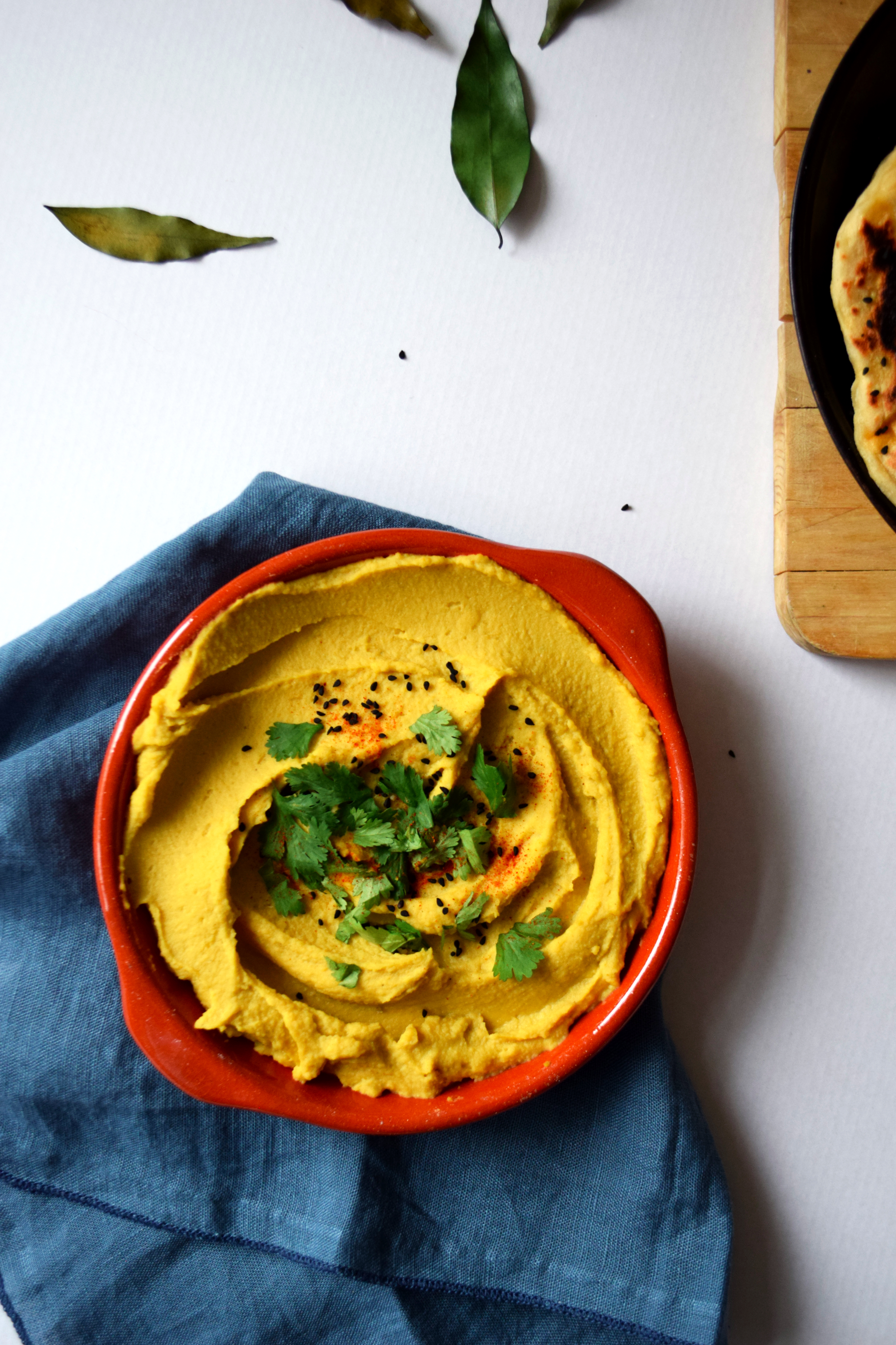 Naans & red lentils hummus with coconut & curry