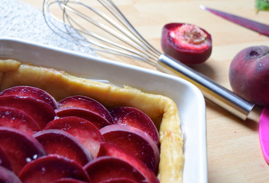 Tarte pêches de vigne et basilic