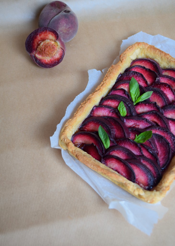 Tarte pêches de vigne et basilic