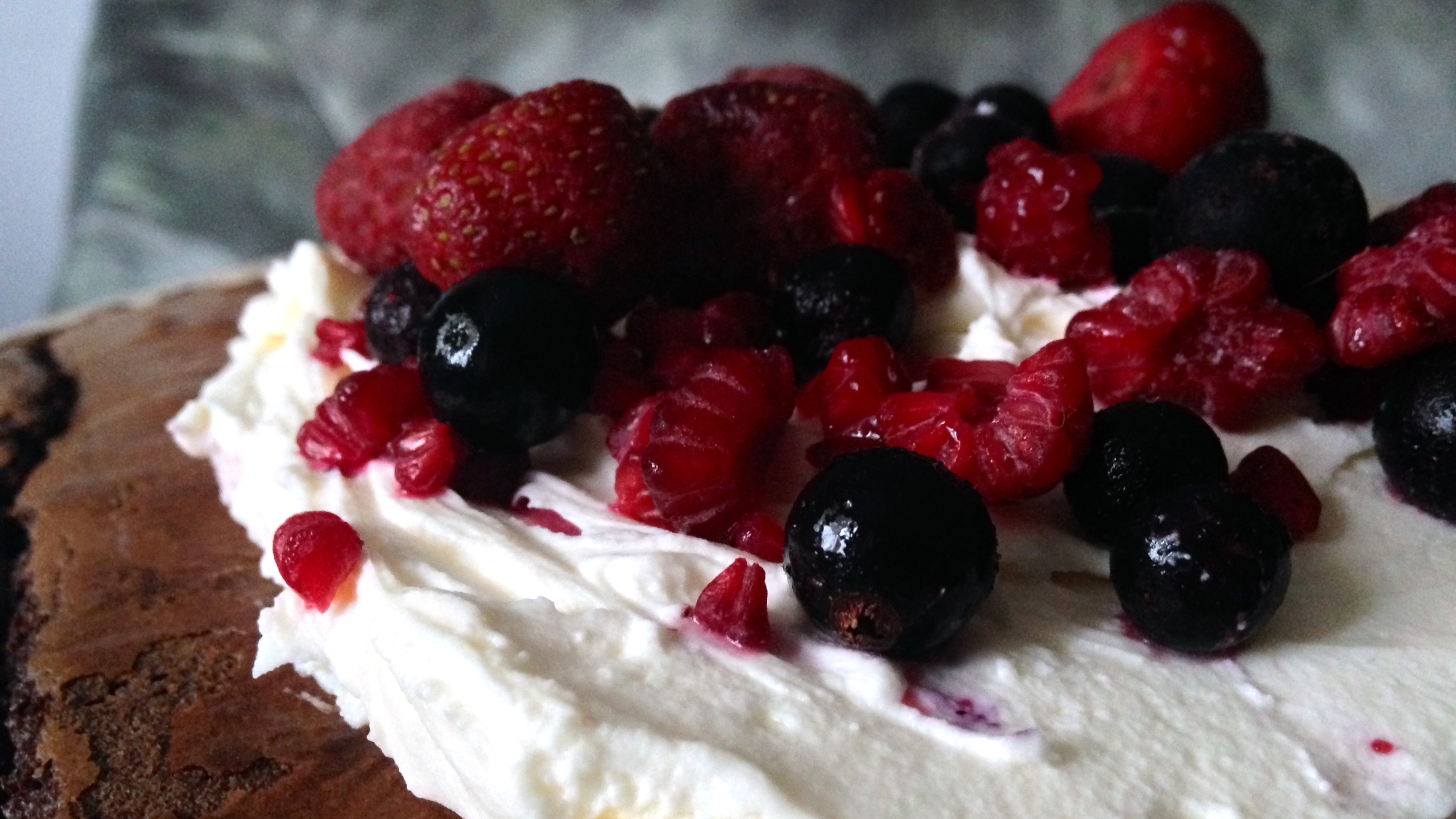 sponge cake anniversaire chocolat fruits rouges