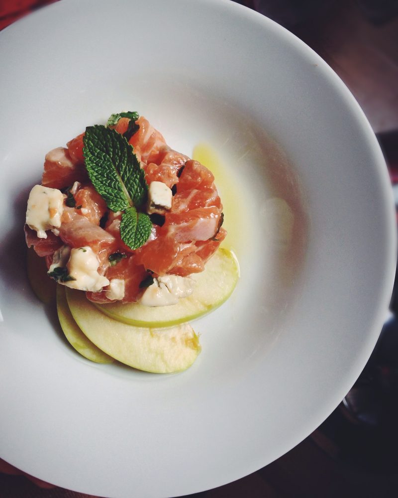 Salmon tartar with gorgonzola and mint