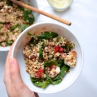 Salade de Quinoa aux Pousses d'Épinard, Grenade, Feta & Raisins