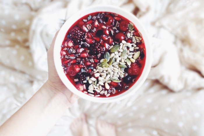 2 Idées Rapides de Petit-Déjeuner Sain - Smoothie Bowl aux Fruits Rouges