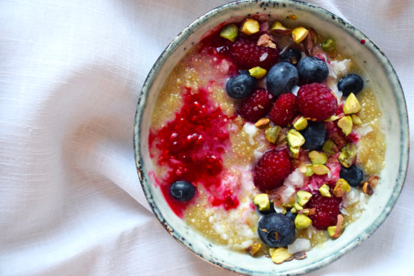 porridge de quinoa au lait de coco fruits rouges pistaches vue de haut