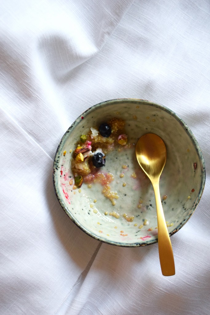 porridge de quinoa au lait de coco fruits rouges pistaches mangé