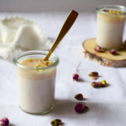 pot de panacotta à la rose, purée de litchi et éclats de pistaches vue de face pétales