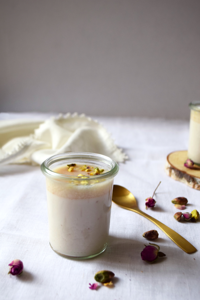 Panna cottas à la rose, purée de litchi et éclats de pistaches