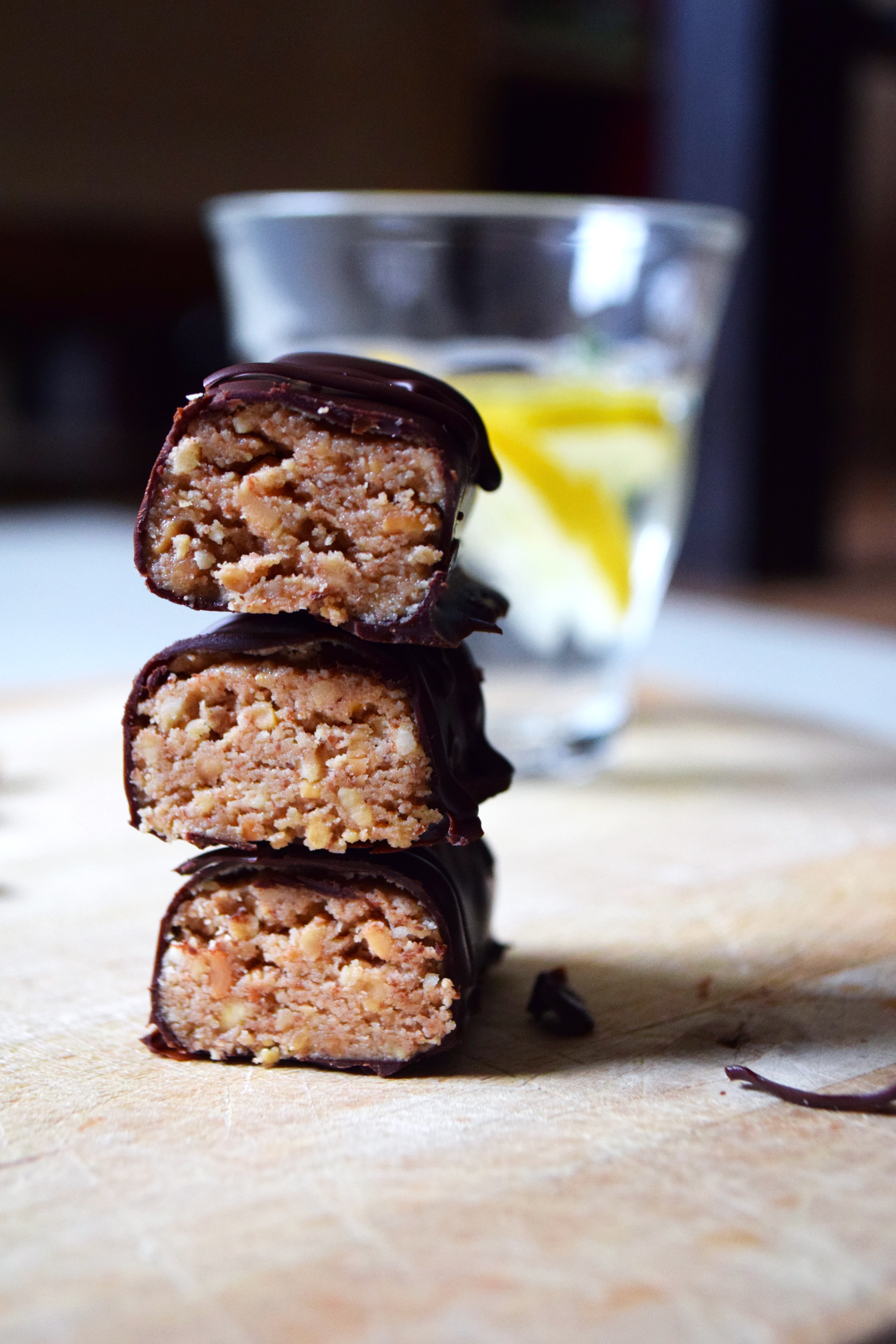 Barres chocolatées à la cacahuète & noix de coco