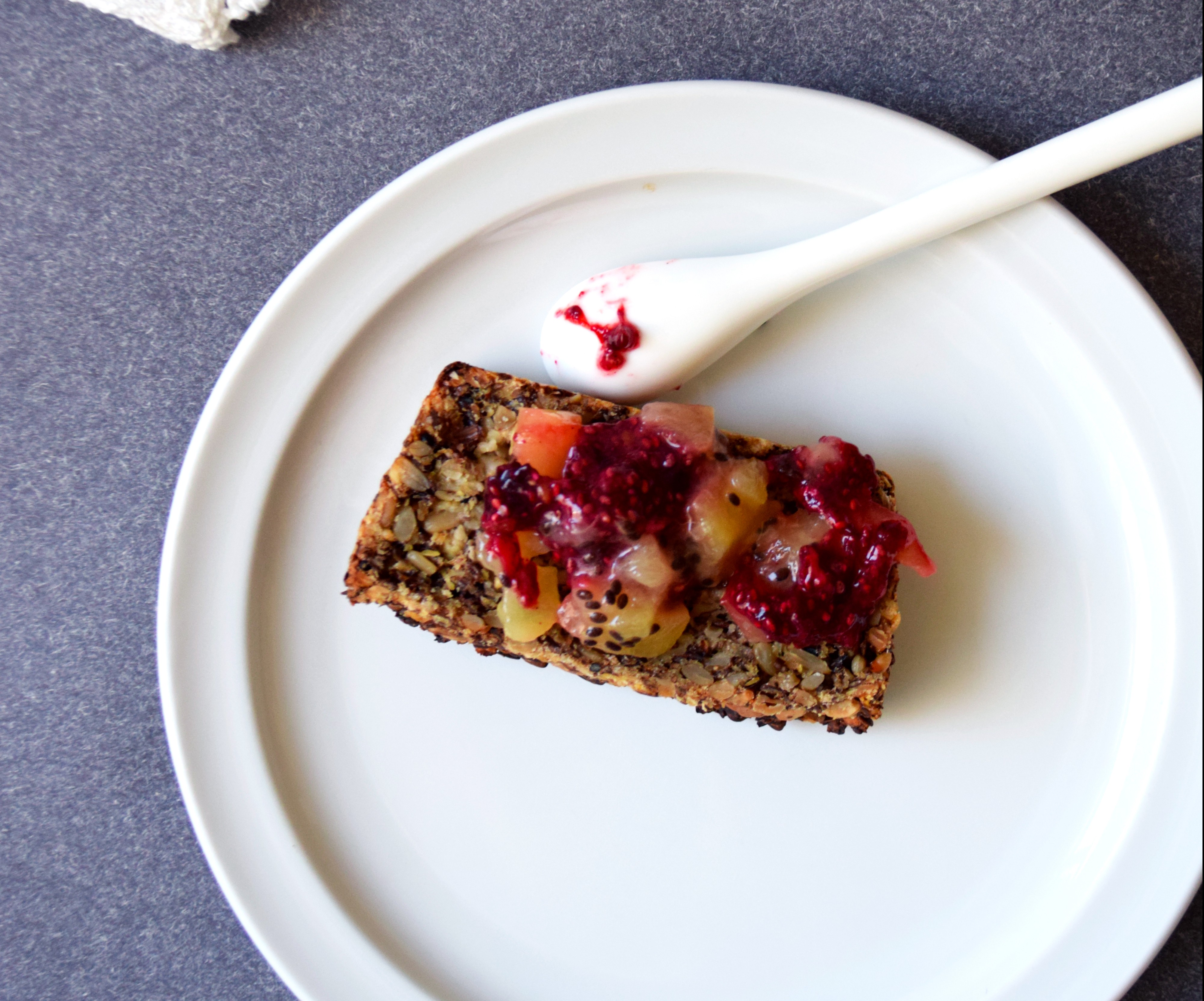 Tartine confiture sans sucre de chia fruits rouges et kiwi