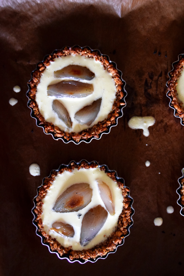 tartelette échalote confite fromage chèvre frais avant cuisson