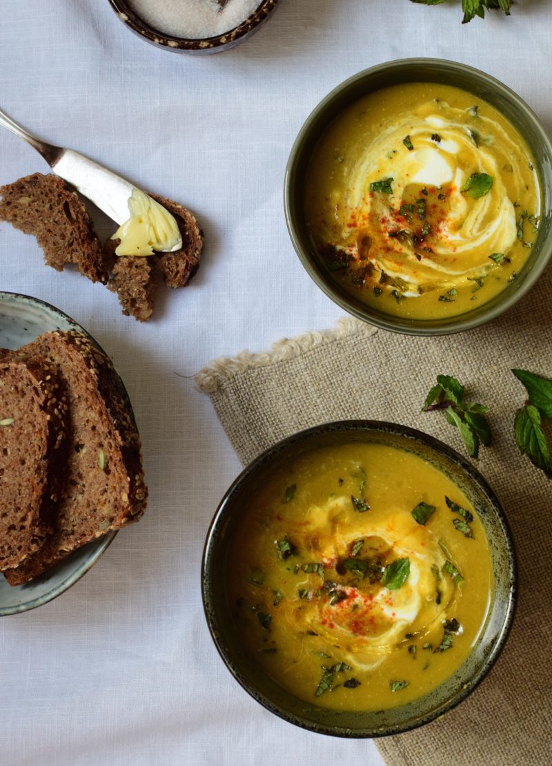 Soupe de lentilles corail à la menthe & yaourt de brebis