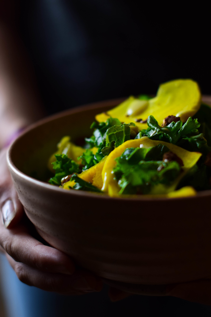 Salade de chou kale, pois chiches rôtis & betterave crue