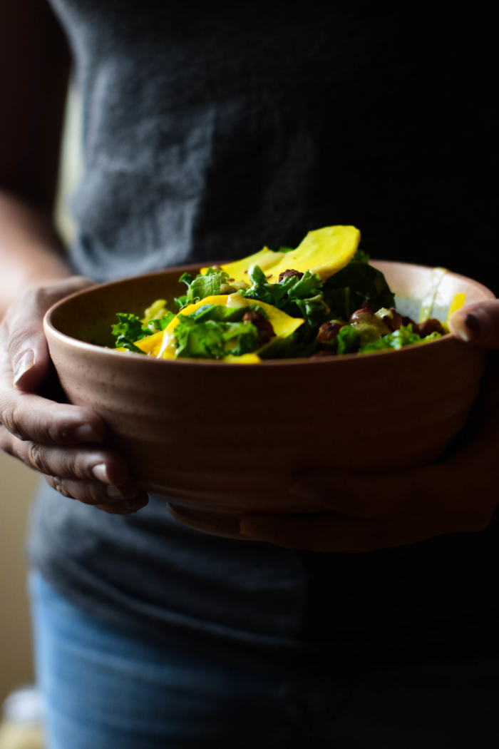 Salade de chou kale, pois chiches rôtis & betterave crue