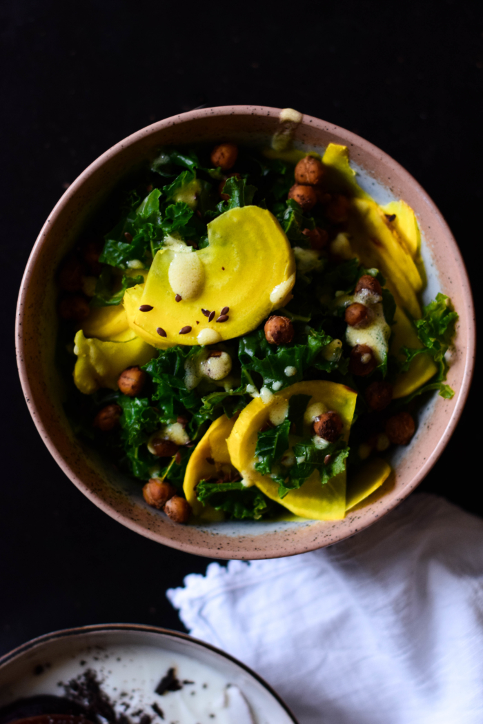 Salade de chou kale, pois chiches rôtis & betterave crue