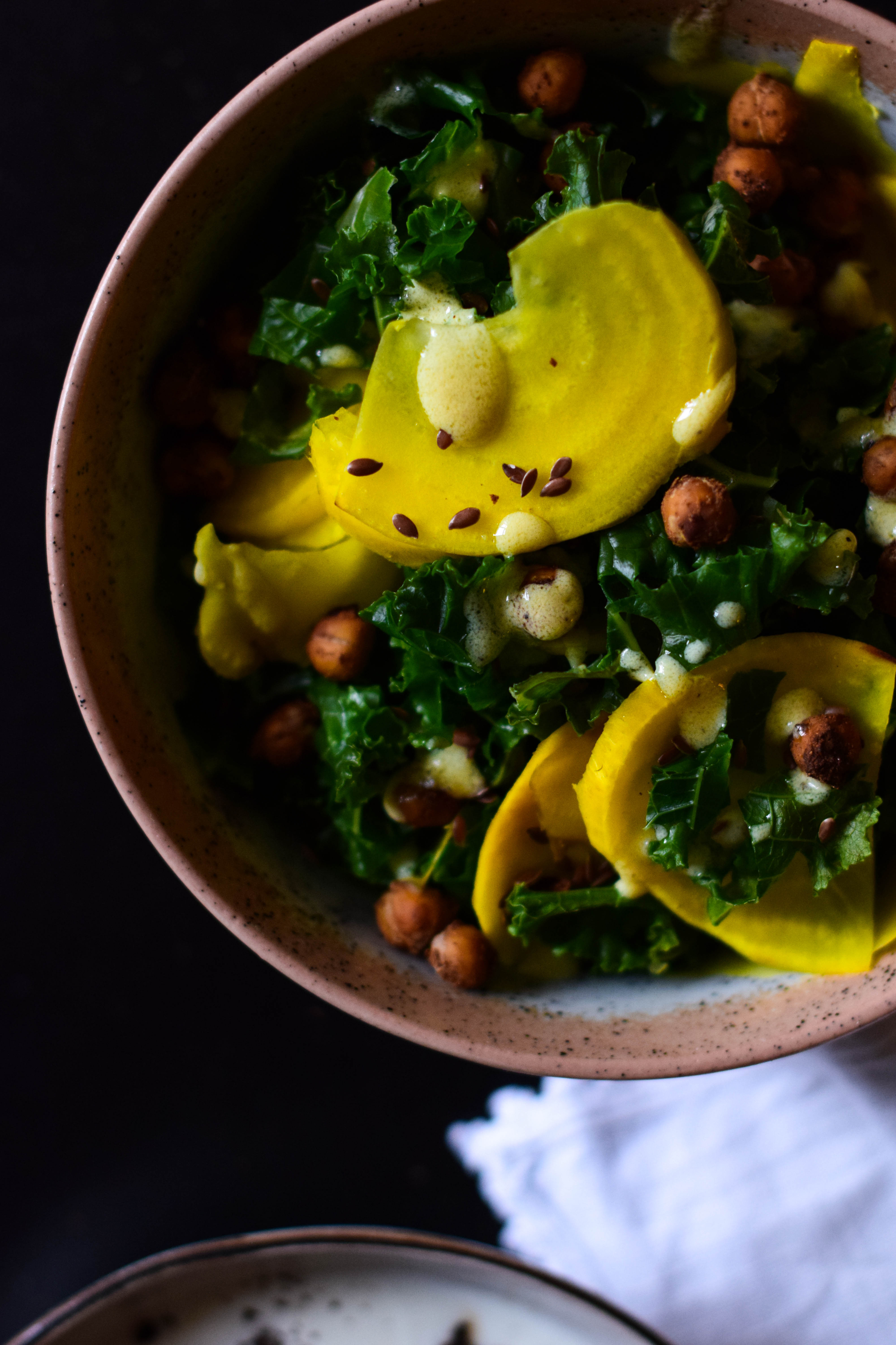 Salade de chou kale, pois chiches rôtis & betterave crue