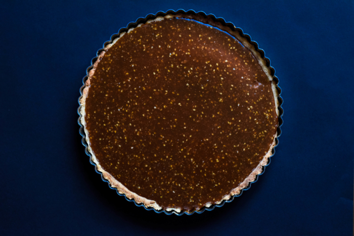 Tarte caramel salé, chocolat & sésame