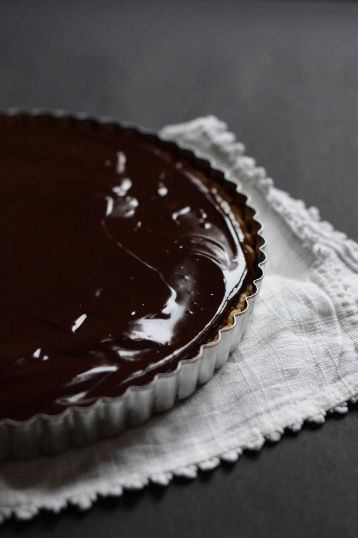 Tarte caramel salé, chocolat & sésame