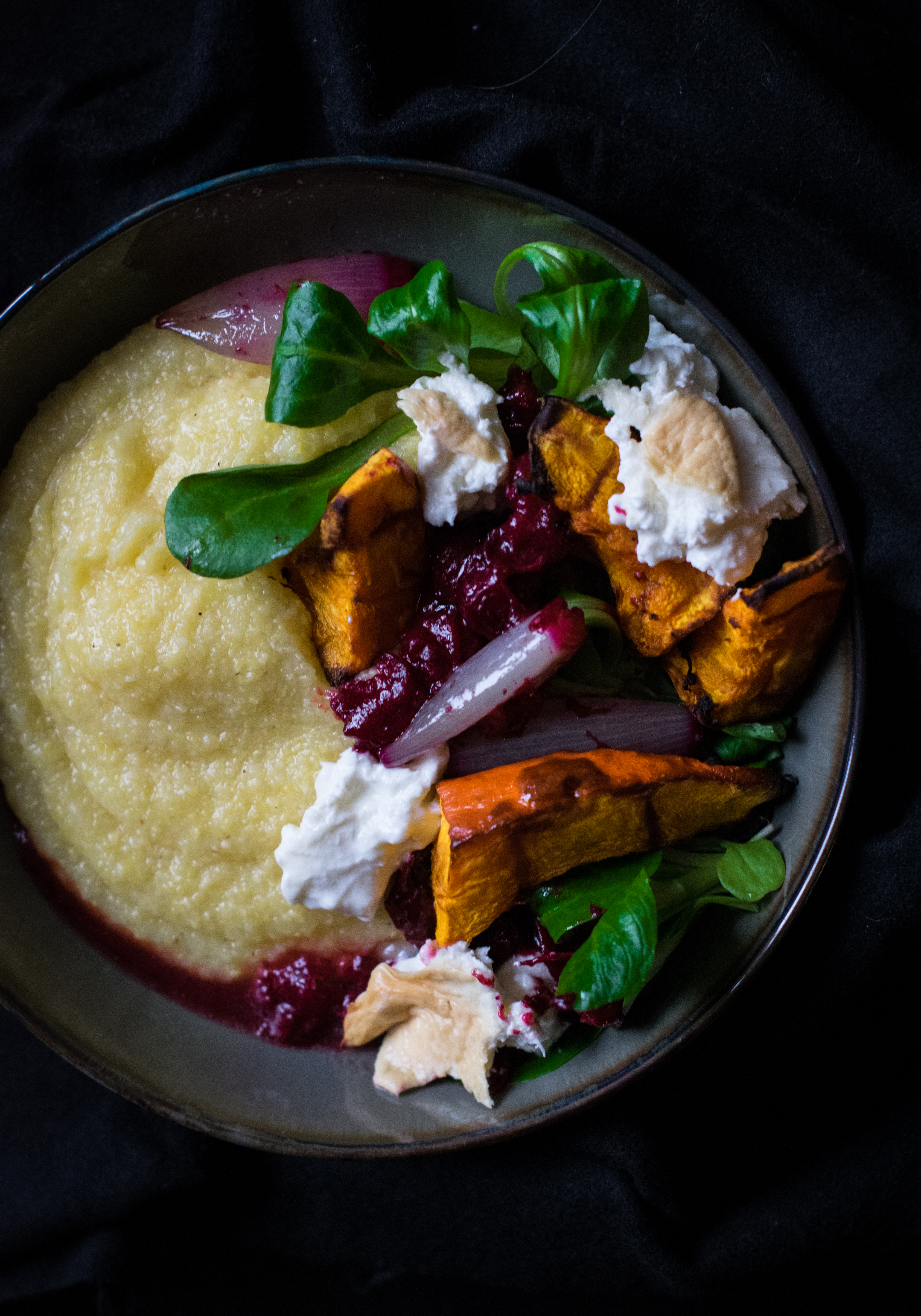 Polenta crémeuse, buratta fumée & sauce cranberries-échalote