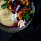 Polenta crémeuse, buratta fumée & sauce échalote-cranberries