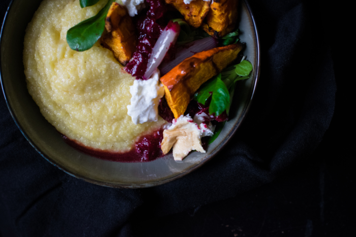 Polenta crémeuse, buratta fumée & sauce échalote-cranberries