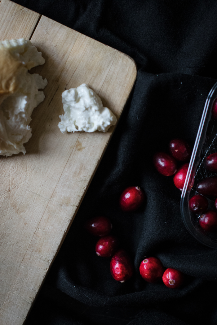 Polenta crémeuse, buratta fumée & sauce échalote-cranberries