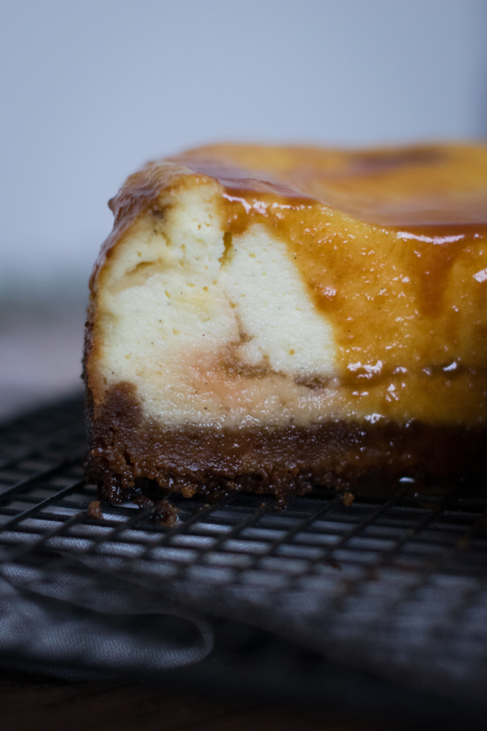 Cheesecake au Chèvre Frais, Pommes et Sauce Caramel