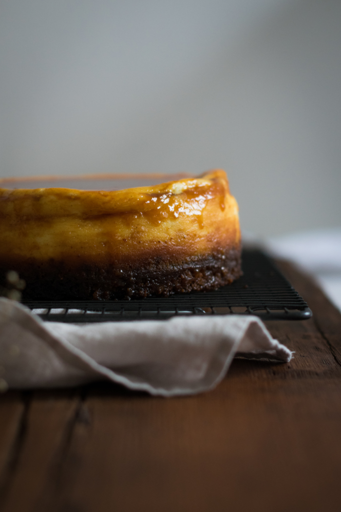 Cheesecake au Chèvre Frais, Pommes et Sauce Caramel