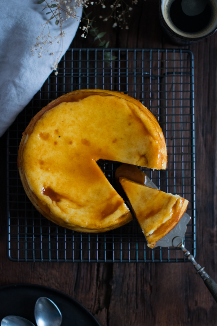 Cheesecake au Chèvre Frais, Pommes et Sauce Caramel