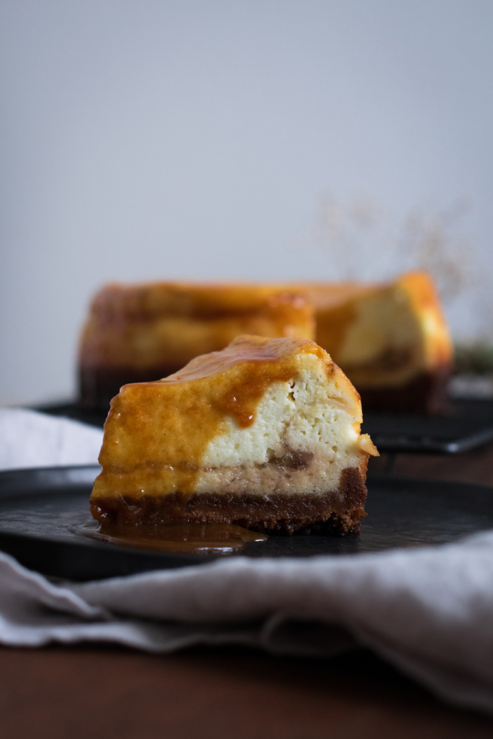 Cheesecake au Chèvre Frais, Pommes et Sauce Caramel