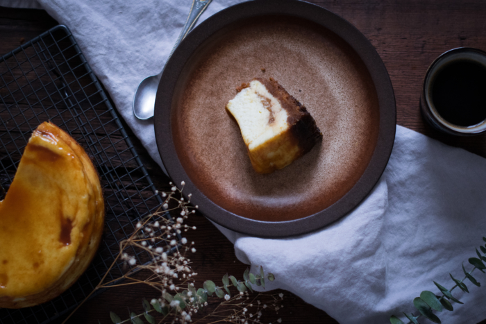 Cheesecake au Chèvre Frais, Pommes et Sauce Caramel