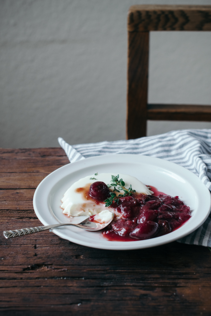 Panna Cotta Chèvre, Sirop de Thym & Compotée de Cerises