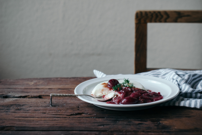 Panna Cotta Chèvre, Sirop de Thym & Compotée de Cerises