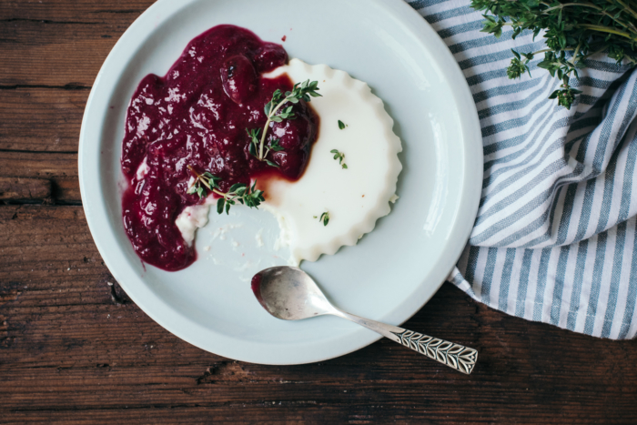 Panna Cotta Chèvre, Sirop de Thym & Compotée de Cerises