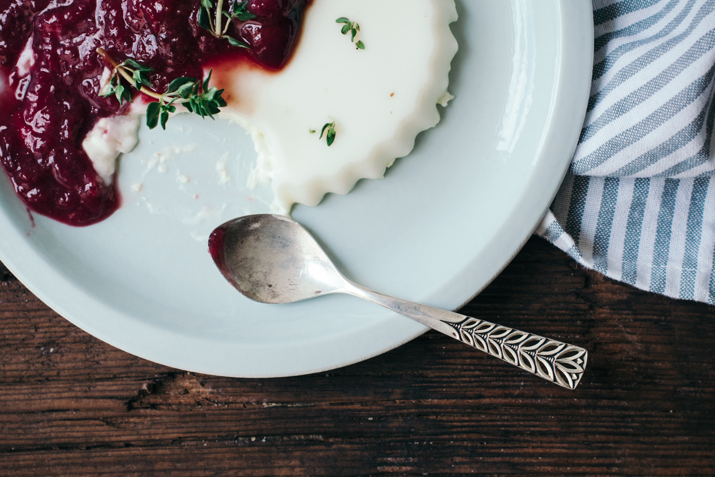 Panna Cotta Chèvre, Sirop de Thym & Compotée de Cerises