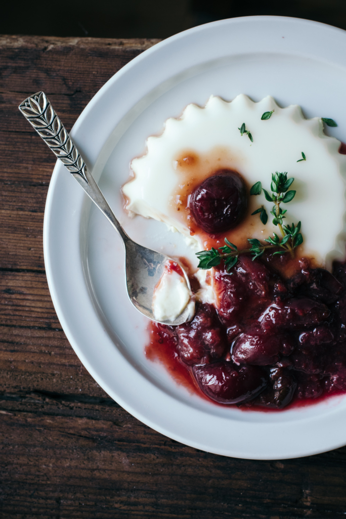 Panna Cotta Chèvre, Sirop de Thym & Compotée de Cerises