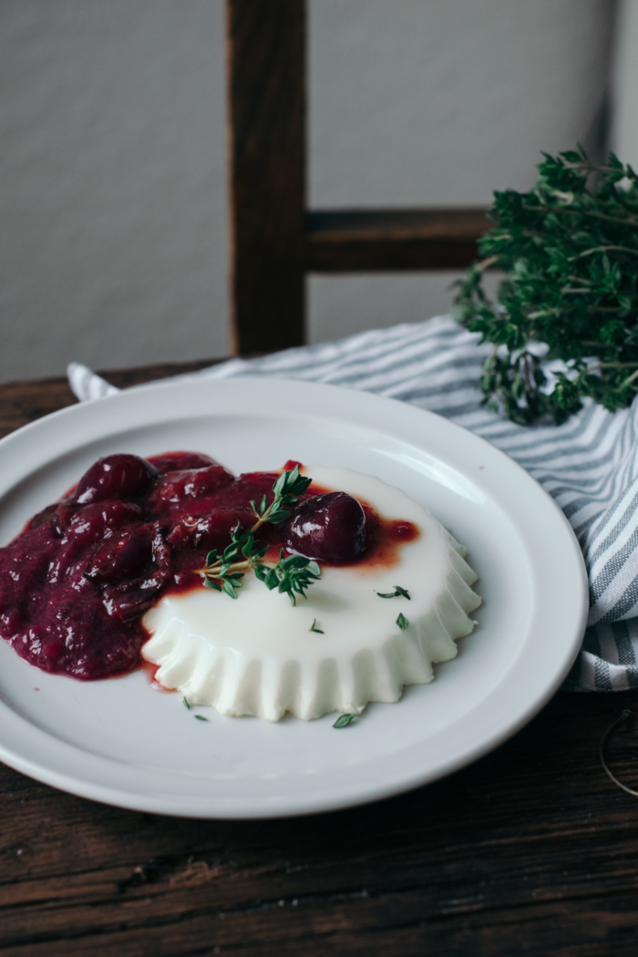 Panna Cotta Chèvre, Sirop de Thym & Compotée de Cerises