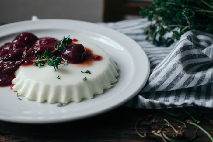 Panna Cotta Chèvre, Sirop de Thym & Compotée de Cerises