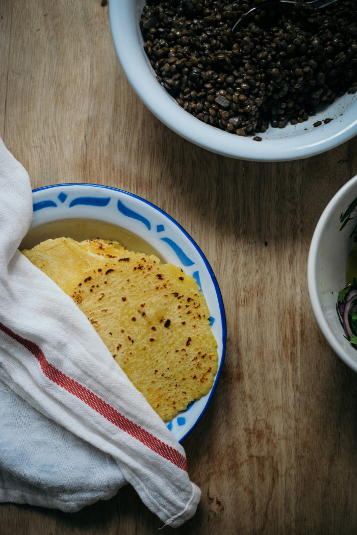 Tortillas au Potimarron Rôti, Lentilles & Sauce au Chocolat