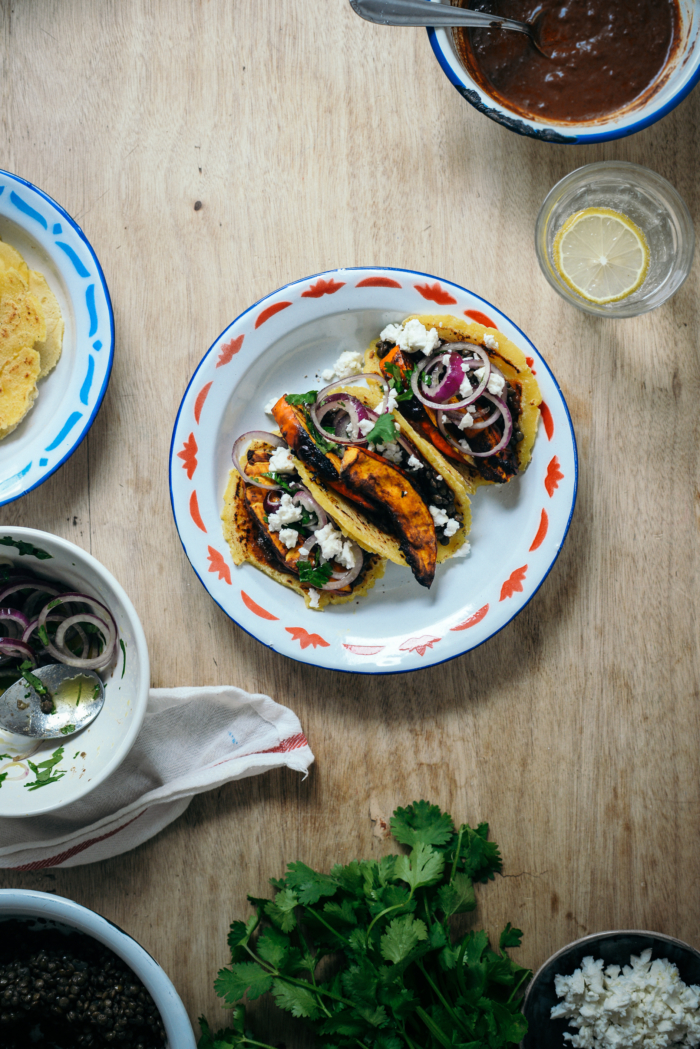 Tortillas au Potimarron Rôti, Lentilles & Sauce au Chocolat