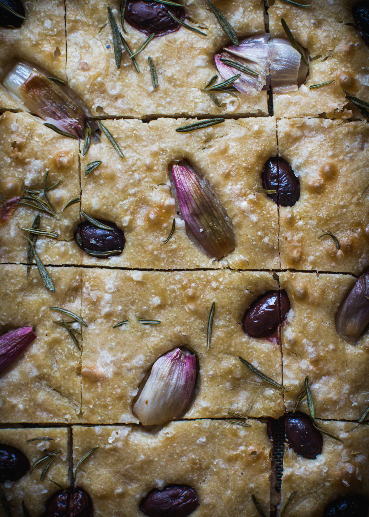 Focaccia au Levain Échalotes Olives Romarin