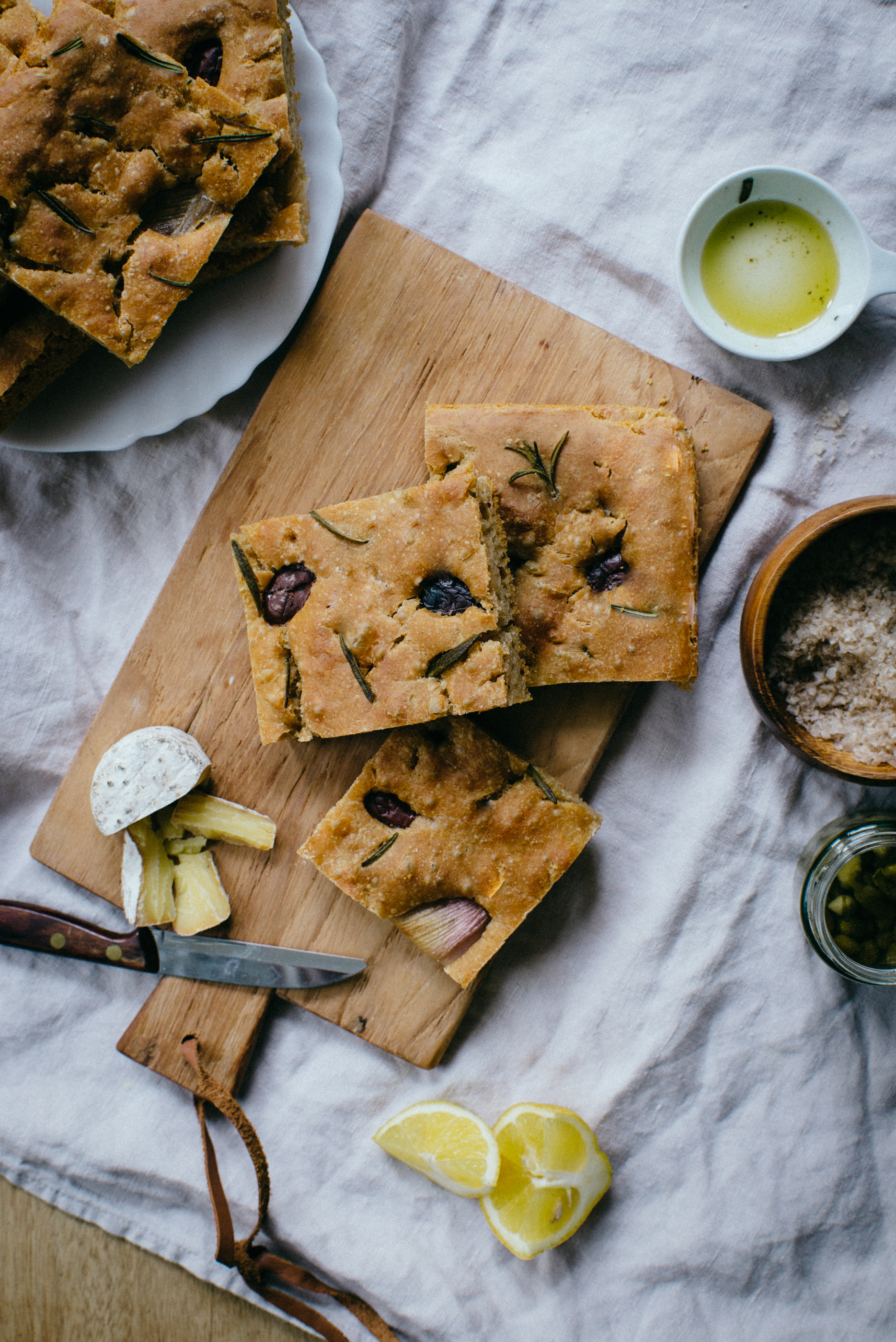 Focaccia au levain – Echalotes, olives & romarin