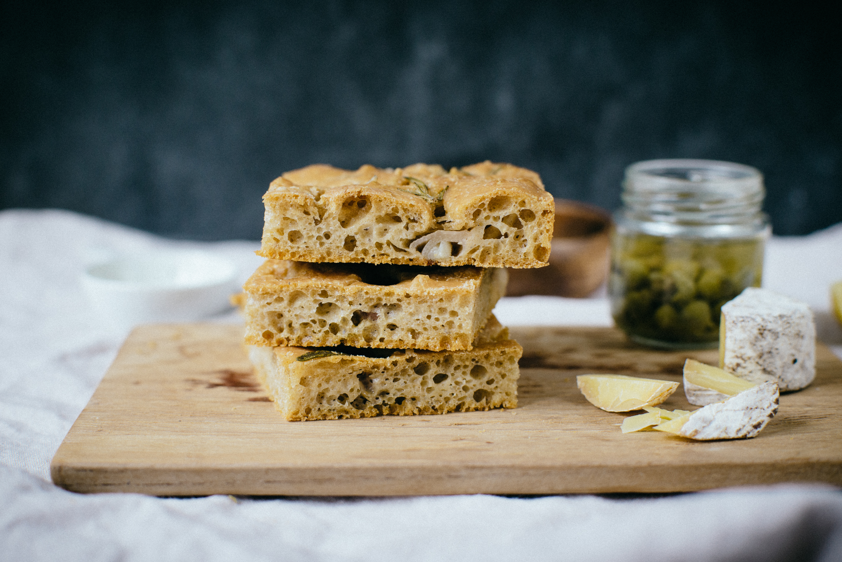 Focaccia au Levain Échalotes Olives Romarin