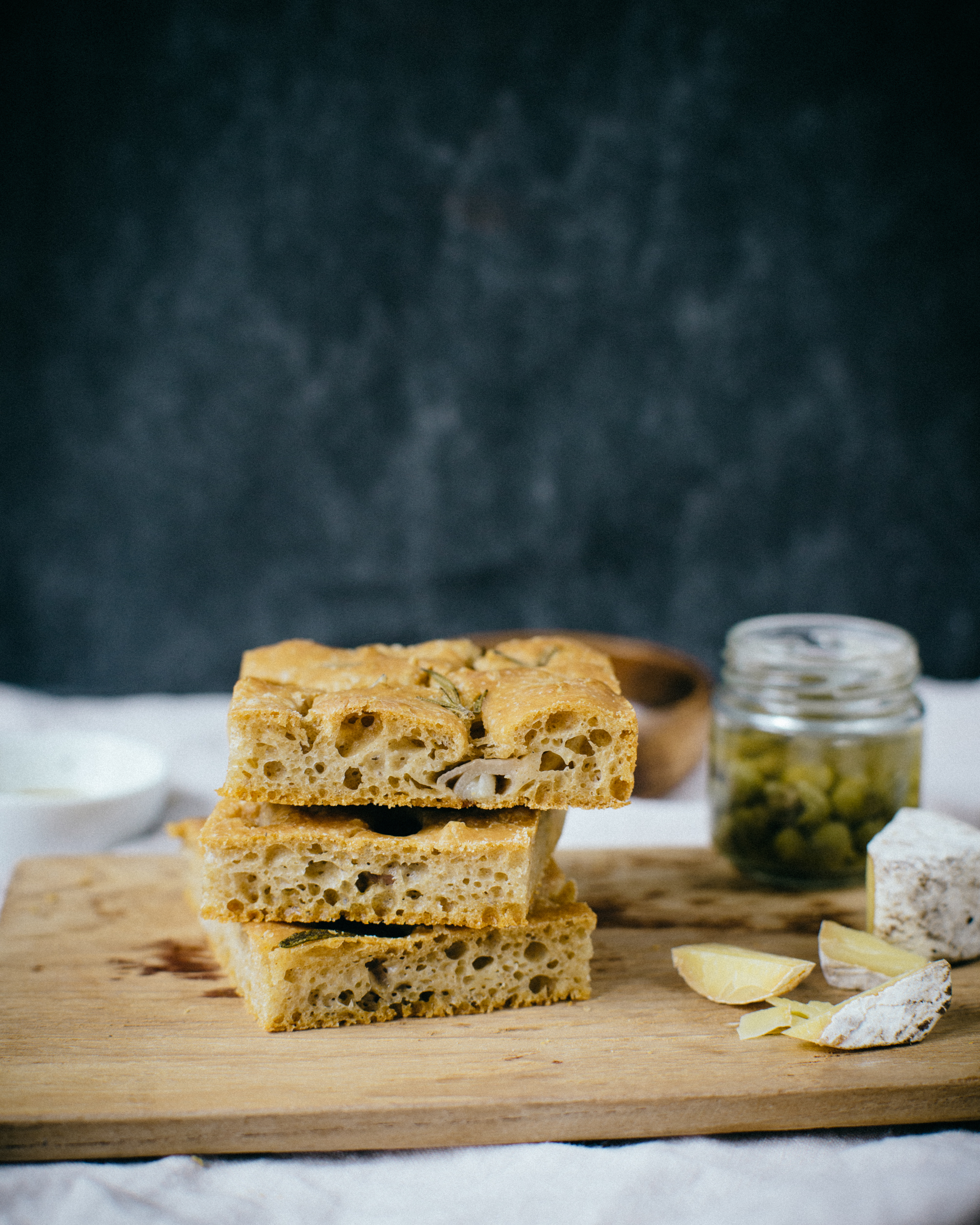 Focaccia au Levain Échalotes Olives Romarin