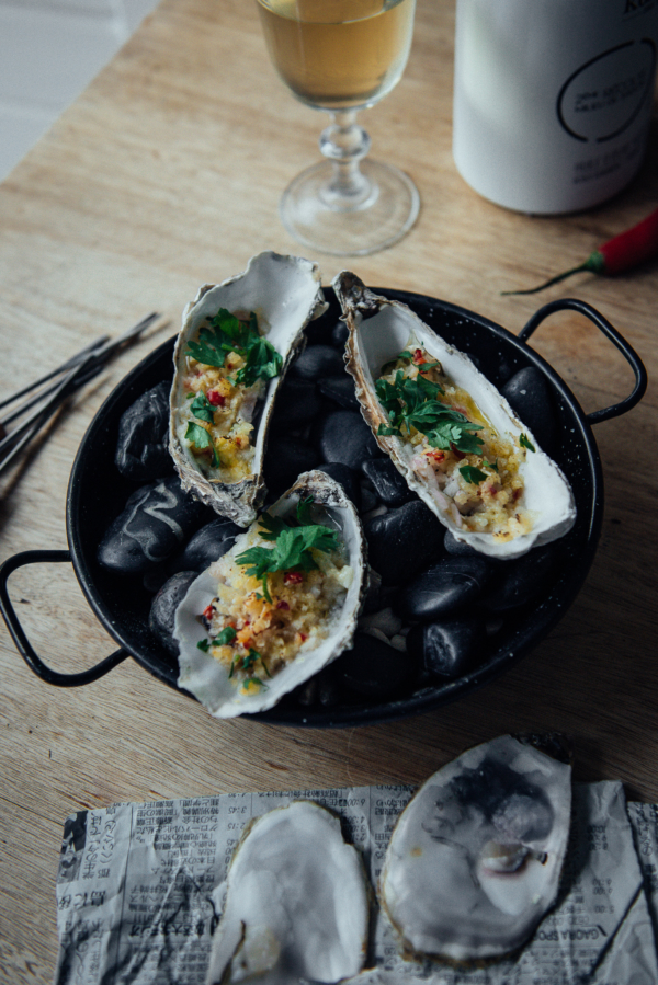 Huîtres gratinées au parmesan, ail, piment, coriandre